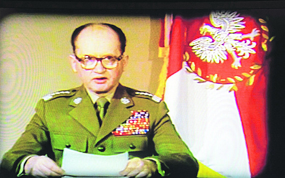 Píe se 13. prosinec 1981. Wojciech Jaruzelski vyhlauje válený stav. Ten...