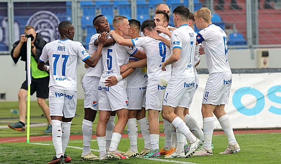 Fotbalisté Baníku se radují z gólu do sít� Slovácka.