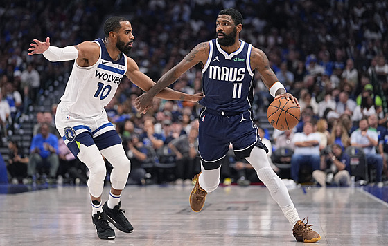 Kyrie Irving (vpravo) z Dallasu bránný Mikem Conleym z Minnesoty.
