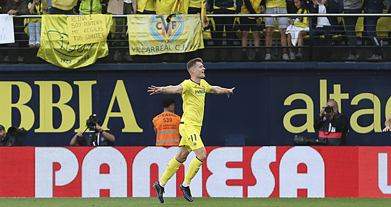 Alexander Sorloth z Villarrealu se raduje z gólu v zápase s Realem Madrid.