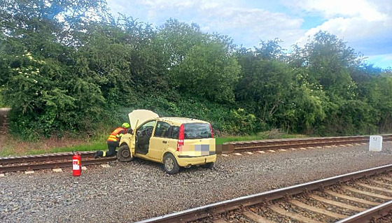 Osobní auto ve Vrái na Berounsku vyjelo ze silnice a skonilo v kolejiti....