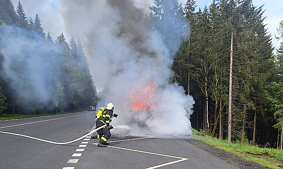 Poár osobního automobilu u abertamské kiovatky. Plameny vz zcela zniily....