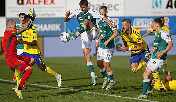 Matou� Krulich (uprost�ed) st�ílí gól a posílá Jablonec do vedení nad Zlínem.