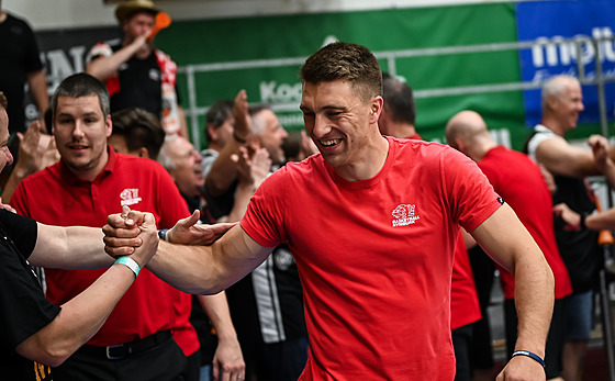 Spencer Svejcar se raduje s nymburskými fanou�ky.