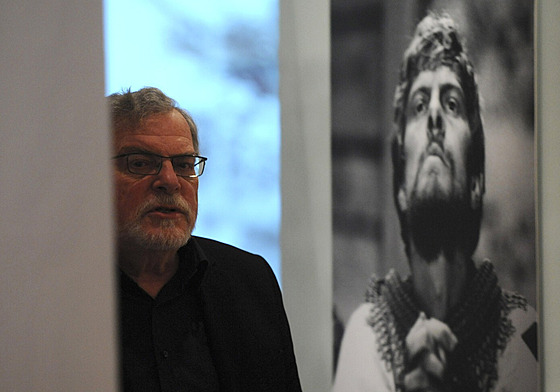 Jan Kaer vedle fotografie, je ho zachycuje ve Vláilov filmu Údolí vel