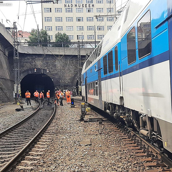 Na praském hlavním nádraí se v nízké rychlosti stetly dva vlaky (24. kvtna...