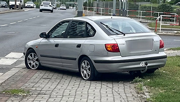 Řidič prorazil všechny pneumatiky, nadýchal a měl i pozitivní test na drogy