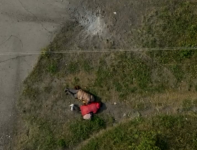 Nová Buča? Na ulicích Vovčansku leží těla civilistů, ukazují záběry z dronu