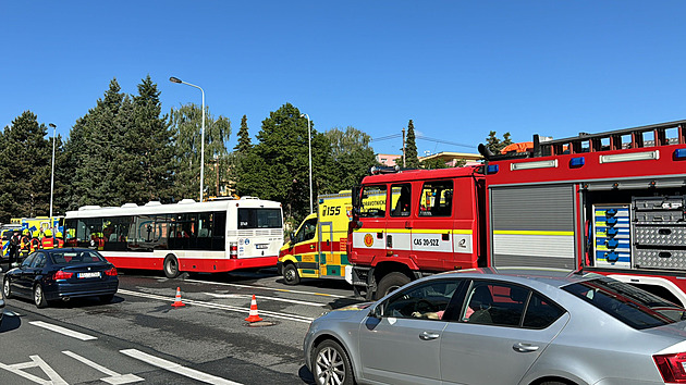 V Krči se střetl autobus s náklaďákem, policisté hlásí 12 zraněných