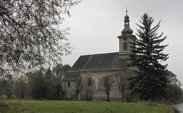 Kostel sv. Barbory v karninské ásti Louky. Architektura z roku 1809 s barokním...