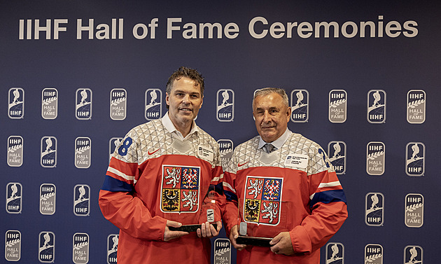 Jágra uvedli do Síně slávy IIHF jako aktivního hráče, oceněn byl i Pouzar