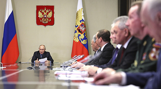 V Kremlu se přesouvá moc. A ze stínů FSB stoupá hierarchií tajemný muž
