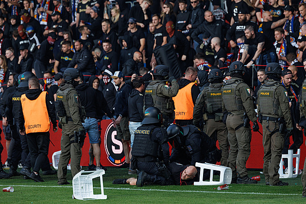 Za házení židlí při fotbale viní policie muže z výtržnictví, hrozí mu tři roky