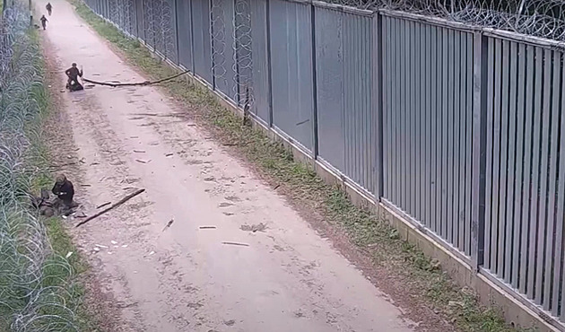 Migranti přitvrdili. Útočí na Poláky přes plot i klacky s noži, ukázalo video