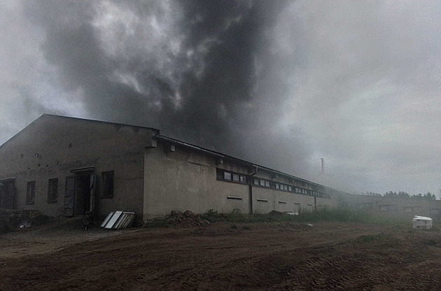 Na Žďársku hořela střecha haly určené pro chov prasat, škoda je 4,5 milionu
