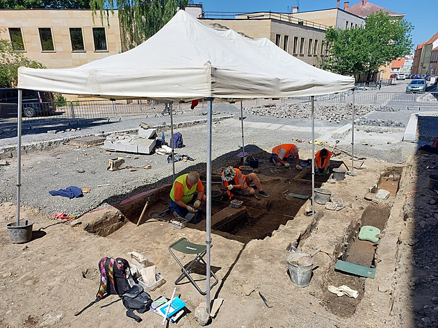 Archeologové odkryli v Žatci hroby dětí, na místě se pohřbívalo stovky let