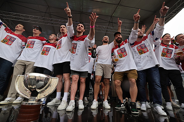 Domácí radost. Čeští hokejisté po 14 letech získali zlato, slavila celá země