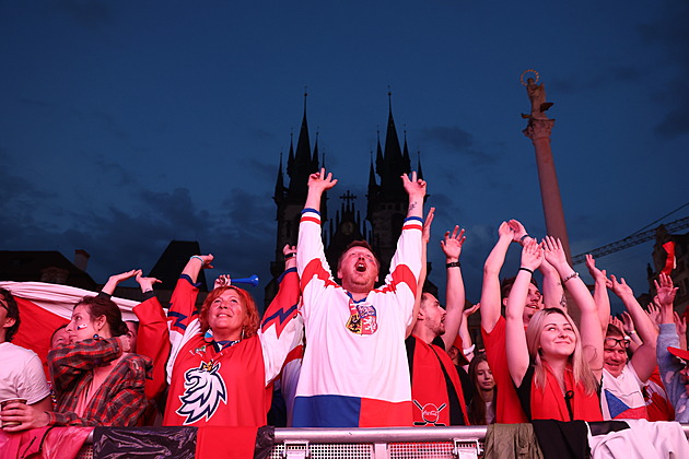 Česko explodovalo zlatou hokejovou radostí, fanoušci v Praze kolabovali