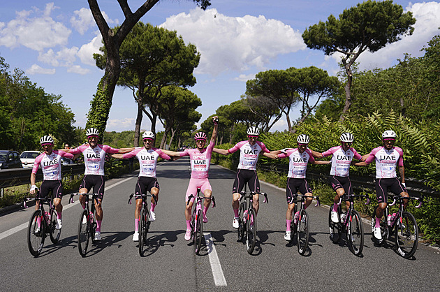 ONLINE: Giro vrcholí dojezdem v Římě. Pogačarův tým se sladil do růžové