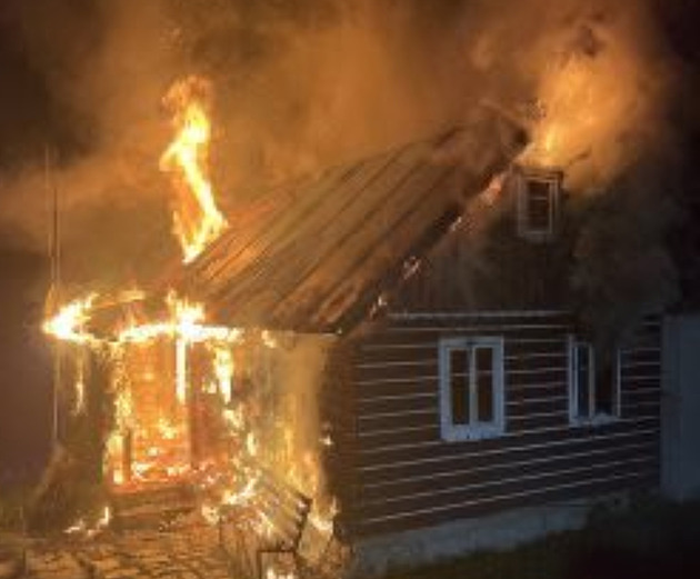 Chalupu v Jizerských horách pohltily plameny, hasiči s ohněm bojovali šest hodin