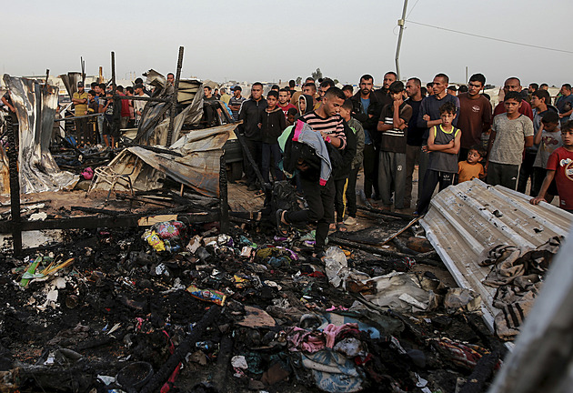 Úder na tábor v Rafáhu zabil 45 lidí. Rozhodnutí z Haagu musí platit, řekl Borrell