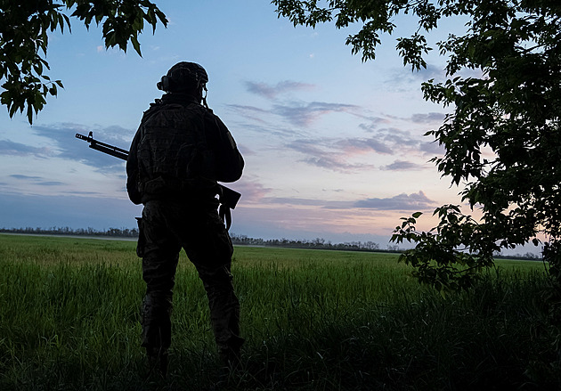 Nestřílí a utíkají z boje, stěžují si ukrajinští velitelé na nové vojáky