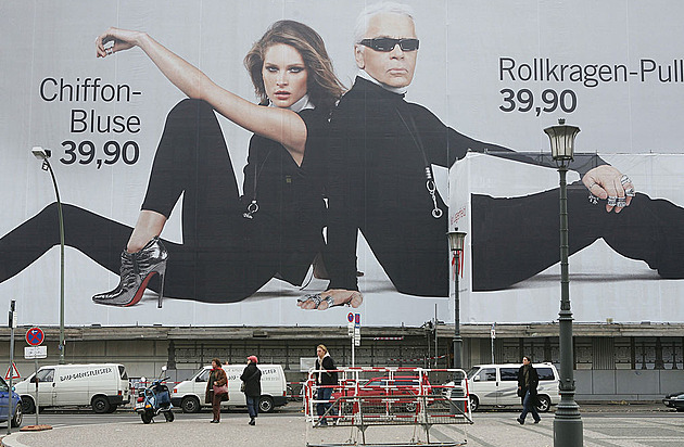 Šaty od Beckhamové či Lagerfelda? Řetězce lákají na módu slavných návrhářů
