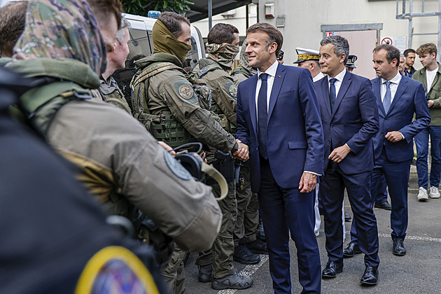 Macron přiletěl na Novou Kaledonii zmítanou nepokoji. Ústavní reformu odložil