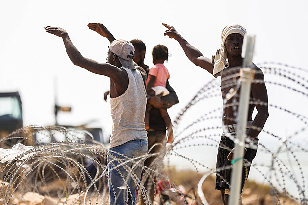 „Lovci migrantů“ se zaměřili na černochy, uprchlíci končí v poušti. Svědci líčí drsné praktiky před branami Evropy