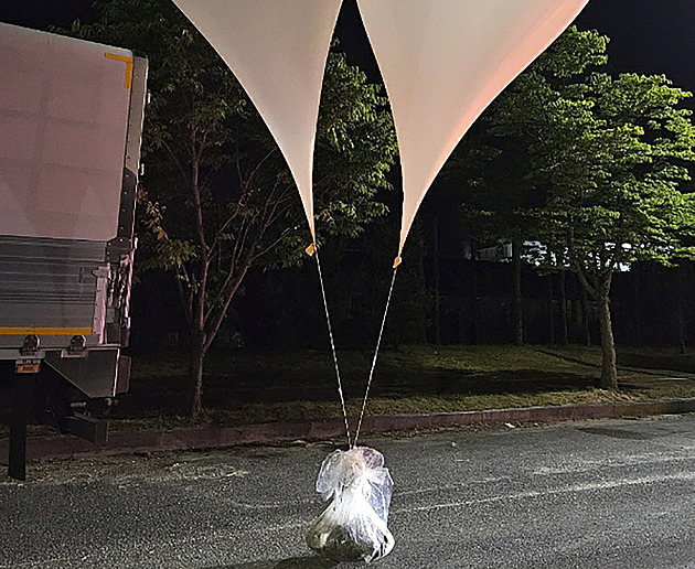 Exkrementy a odpadky. KLDR shodila desítky balonů na území jižního souseda