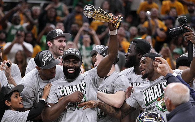 Basketbalisté Bostonu smetli Indianu a čeká je boj o osmnáctý titul v NBA
