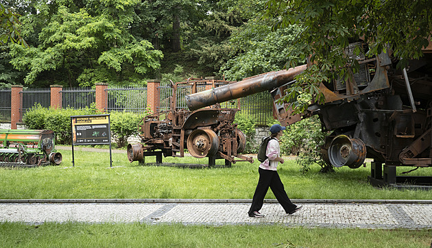 Traktor či kombajn. Výstava u ruské ambasády ukazuje zemědělskou zkázu na Ukrajině