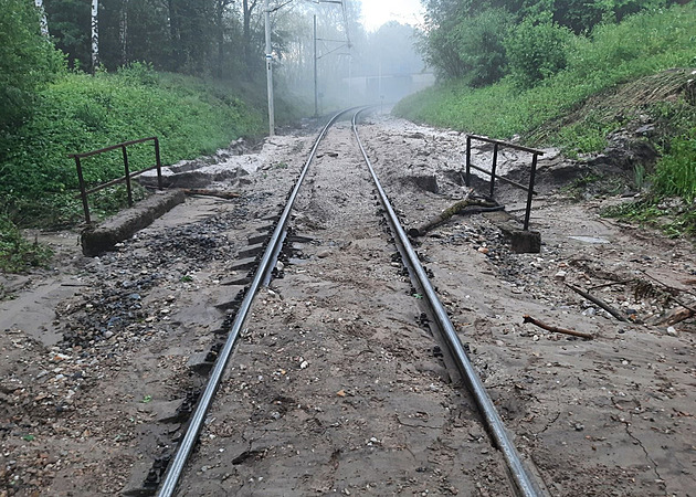 Bahno po noční bouřce zaplavilo trať u Chocně. Vlaky nepojedou do poledne