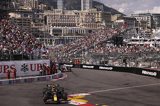 ONLINE: Jezdci F1 bojují v Monaku. Havárie hned po startu, Pérez rozsekal vůz