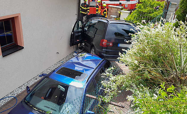 Na Domalicku se stala neobvyklá nehoda. Auto se tam bhem itní interiéru...