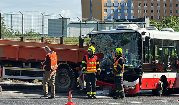 V Krči se střetl autobus MHD s náklaďákem, dvanáct lidí se lehce zranilo