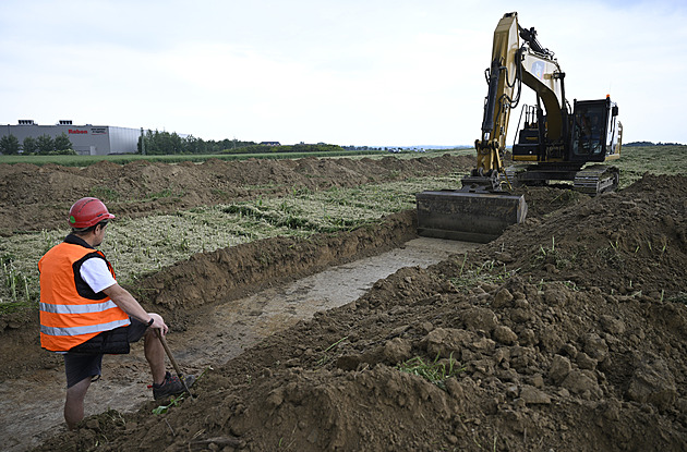 Jako 362 fotbalových hřišť. Archeologové zkoumají oblast stavby Pražského okruhu