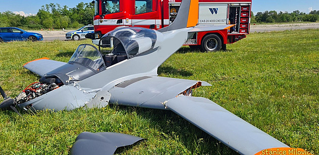 V Milovicích havarovalo malé letadlo, dva lidé se při nehodě lehce zranili