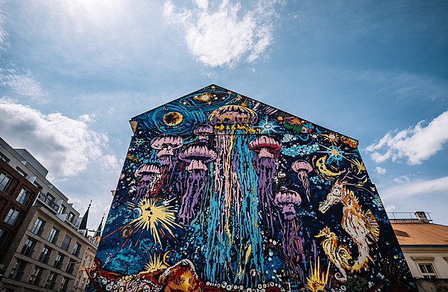 OBRAZEM: Plavkyně, superhrdinové nebo feminismus. Prohlédněte si pražské muraly