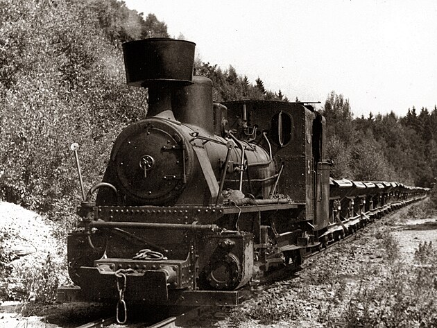 Pjezd dlouhho vlaku przdnch voz do stanice Hebe (1956)