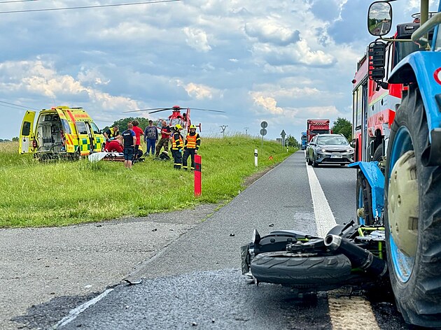 V Opav dolo ke stetu motorkáe s traktorem. Pro devatenáctiletého...