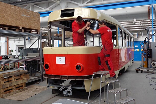 Práce na renovaci tramvaje u zaaly, poté zamíí mezi historické skvosty. (21....