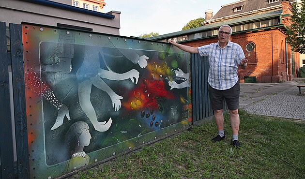 Malí Karol Hercík u svého ateliéru v ostravských Vítkovicích.