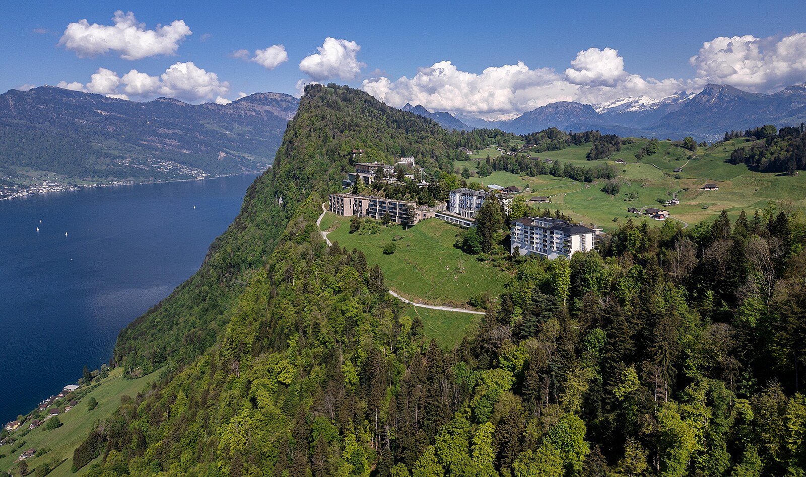 Luxusní resort hostil i prvního Bonda. Tady se povedou rozhovory mezi USA a Íránem