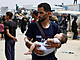 Mu nese dít, zatímco prchá z Rafahu kvli izraelské vojenské operaci. (28....
