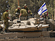 Izraeltí vojáci pracují na tanku poblí izraelsko-gazské hranice. (29. kvtna...