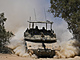 Izraeltí vojáci ídí tank poblí izraelsko-gazské hranice. (29. kvtna 2024)