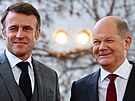 Francouzský prezident Emmanuel Macron s n�meckým kanclé�em Olafem Scholzem na...
