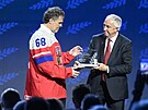 Jaromír Jágr p�ebírá ocen�ní z rukou prezidenta Mezinárodní federace ledního...