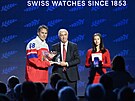 Jaromír Jágr p�ebírá ocen�ní z rukou prezidenta Mezinárodní federace ledního...